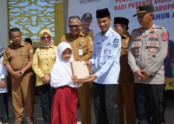Pemkab Solsel Bagikan 3.007 Stel Seragam Sekolah Gratis di Kecamatan Sangir