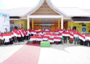 Pelajar KPGD Solok Selatan Peroleh Bantuan 1.772 Pasang Seragam Sekolah Gratis