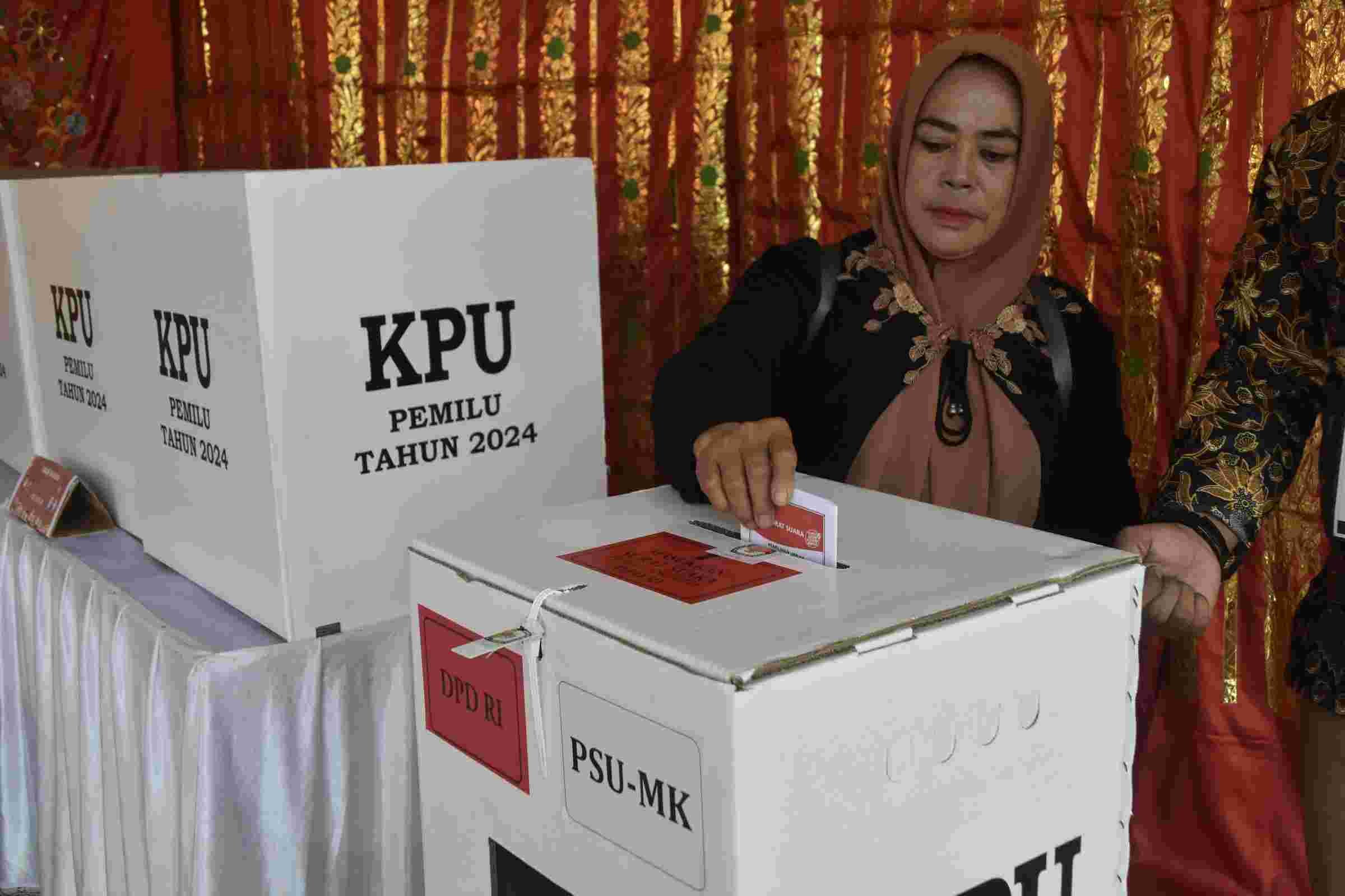 Bawaslu RI melakukan kajian awal terhadap 130 laporan dugaan pelanggaran politik uang yang terjadi selama masa tenang dan pemungutan suara