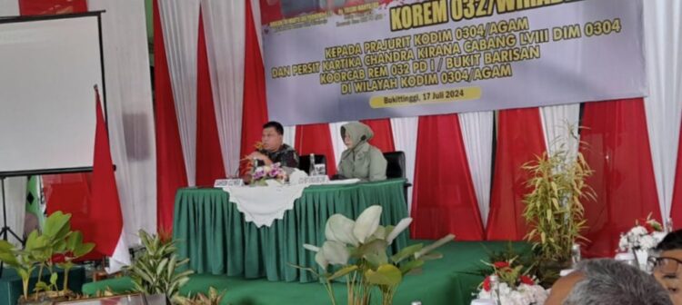 BERI ARAHAN - Danrem 032 Wirabraja, Brigjen TNI Wahyu Eko Purnomo, S.I.P memberikan arahan kepada anggota Kodim 0304 Agam di Kodim setempat. YURSIL