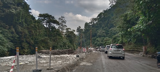 Perbaikan jalan Lembah Anai masih menyisakan 13 titik pengerjaan lagi, meski telah kembali dibuka untuk dilewati kendaraan.