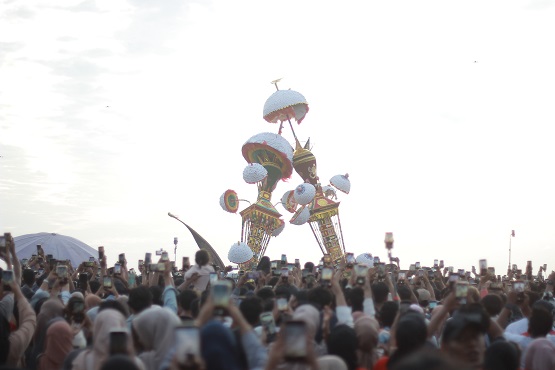 Ribuan orang menyaksikan Pesona Tabuik 2024, Minggu (21/7/2024). IRHAM