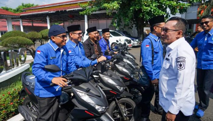 Belasan Kepala KUA di Tanah Datar Dapat Bantuan Kendaraan Roda Dua