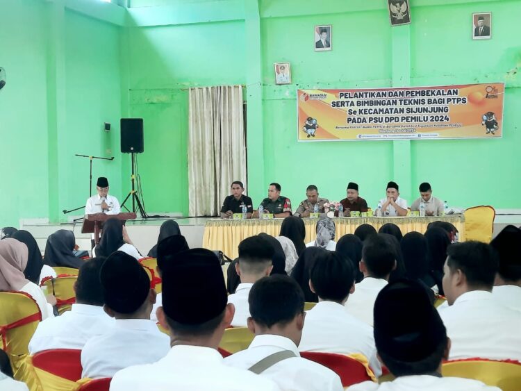 Sebanyak 149 orang PTPS Se Kecamatan Sijunjung saat dilantik dan dikukuhkan secara serentak, Rabu (10/7) Dalam rangka mensukseskan tahapan Pemilihan Suara Ulang (PSU) anggota Dewan Perwakilan Daerah (DPD) RI perwakilan Provinsi Sumatera Barat pada pemilu tahun 2024.