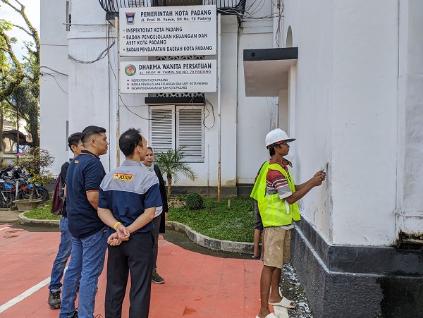 Gedung Balai Kota Padang lama tengah dipoles untuk peremajaan gedung serta untuk merawat nilai-nilai budaya sebagai salah satu cagar budaya.