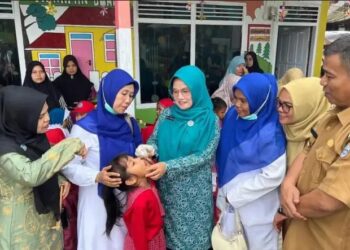 Pemerintah Kabupaten Pasbar menargetkan 95 persen dari total 66.788 anak umur 0-7 tahun di daerah itu mendapatkan imunisasi polio.