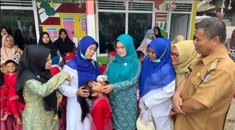 Pemerintah Kabupaten Pasbar menargetkan 95 persen dari total 66.788 anak umur 0-7 tahun di daerah itu mendapatkan imunisasi polio.