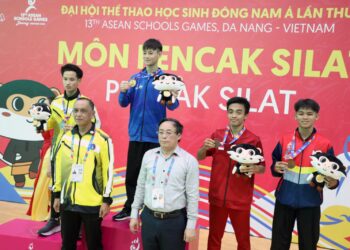 Muhammad Iqbal (dua dari kanan) yang merupakan pesilat asal Sumbar binaan FKKSPG berdiri di podium Perunggu usai menerima medali Perunggu pada ASEAN Schools Games 2024 di Vietnam. IST