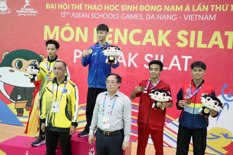Muhammad Iqbal (dua dari kanan) yang merupakan pesilat asal Sumbar binaan FKKSPG berdiri di podium Perunggu usai menerima medali Perunggu pada ASEAN Schools Games 2024 di Vietnam. IST
