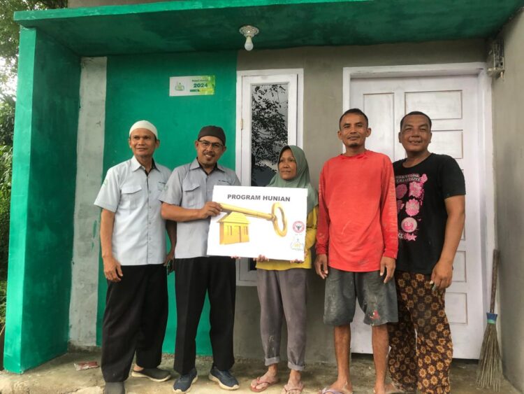 UPZ Baznas PT Semen Padang menyerahkan bantuan secara simbolis. IST