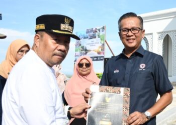 Pemprov Serahkan Piagam PROPER Emas ke PT Semen Padang