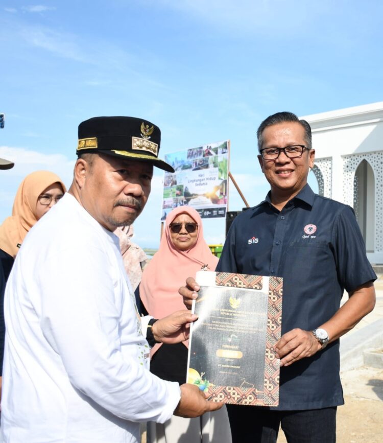Dirut PT Semen Padang Indrieffouny Indra menerima Piagam PROPER EMas dari KLHK pada acara peringatahan Hari Lingkungan Hidup Sedunia tahun 2024 Tingkat Sumbar di halaman Masjid Sirah, Muaro Mati, Kecamatan Tanjung Mutiara, Kabupaten Agam, Sumbar, Rabu (12/6/2024). Piagam PROPER Emas itu diserahkan Gubernur Sumbar yang diwakili oleh Bupati Agam Andri Warman. IST