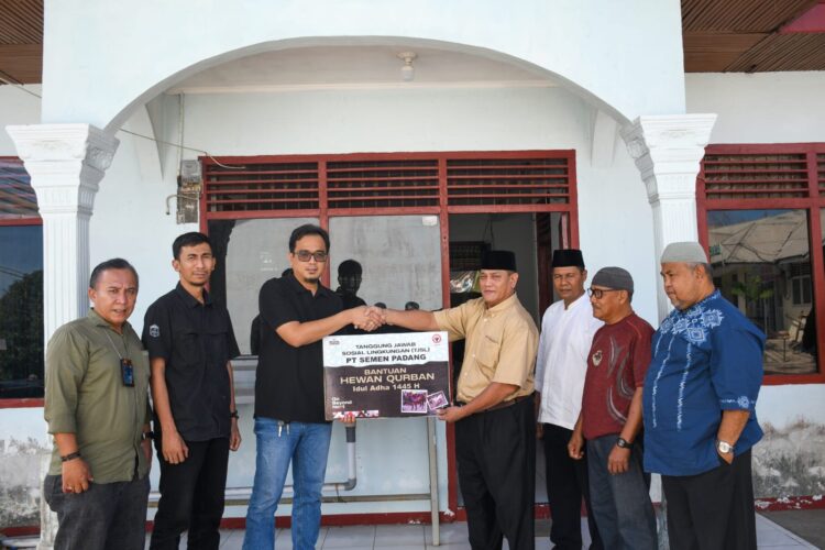 Kepala Unit CSR PT Semen Padang Dedi M Siddiq menyerahkan secara simbolis bantuan sapi kurban kepada KAN Lubuk Kilangan, Sabtu (15/6). IST