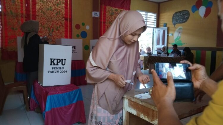 KPU Sumbar mengungkapkan bahwa tingkat partisipasi pemilih pada Pilkada 2024 yang mencapai 57,15 persen dari total 4.103.084