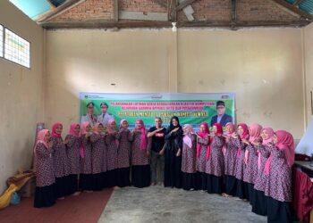 Pemerintah Nagari Bukik Sikumpa bersama menggelar pelatihan menjahit pakaian kepada sejumlah emak-emak melalui dana pokir Anggota DPRD