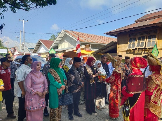 Pembina bundo kanduang Kabupaten Solok Emiko Epyardi Asda mengukuhkan Bundo Kanduang, Kecamatan Payung Sekaki, Sabtu (20/7/2024)