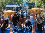 Bus Trans Padang Mengaspal di Bungus, Warga Terima Kasih Pada Hendri Septa