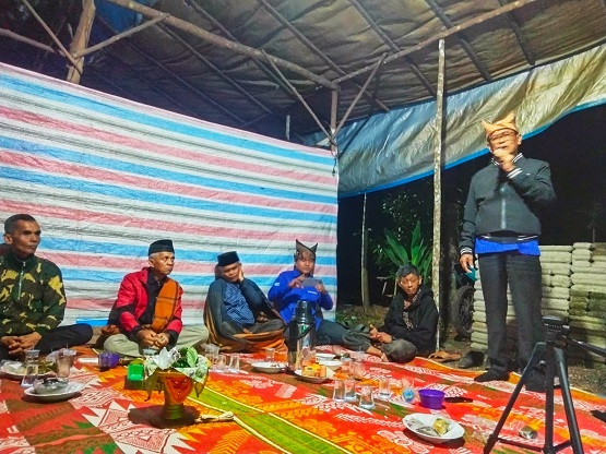 Komunitas Seni dan Budaya Lega Carano Nagari Supayang Kecamatan Payung Sekaki Kabupaten Solok menggelar prosesi Mamancuang Kalan dalam penerimaan murid baru di di Jorong Tiagan.
