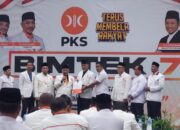 Sah, PKS Resmi Serahkan SK Pasangan Mahyeldi-Vasco