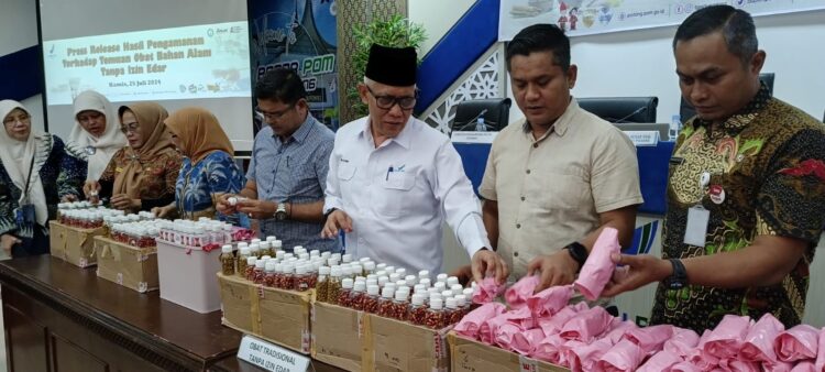 HASIL SITAAN - BBPOM di Padang bersama pihak terkait telah menyita obat tradisional tanpa izin edar yang beroperasi di Kota Padang, Kamis (25/7). WINDA