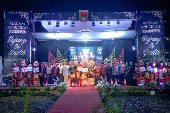 Malam Anugerah Duta Wisata Bujang jo Gadih Kota Bukittinggi tahun 2024 di Stasiun Lambuang Bukittinggi, Sabtu, (6/7). Ist