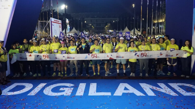 Dewan Komisaris dan Jajaran Direksi Telkom melepas peserta Digiland Run 2024 di Plaza Barat Gelora Bung Karno (GBK), Minggu (28/7). IST