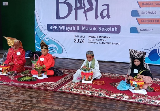 Siswa dan siswi Sekolah Dasar se-Kota Pariaman ikut memeriahkan pesona Budaya Tabuik dengan mengikuti lomba merangkai carano.