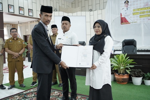 Pemkab Solsel menyerahkan surat keterangan (SK) pengangkatan guru PPPK dengan penempatan pada SD dan SMP di wilayah Kabupaten Solok Selatan. 