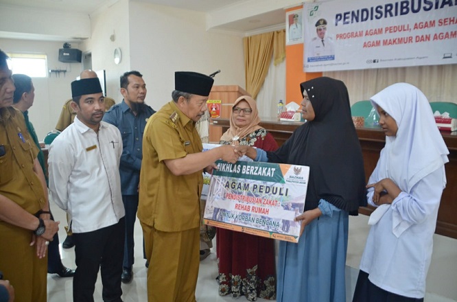 106 penerima zakat (mustahik) menerima program zakat Pemkab Agam, Senin (29/7), sebagai salah satu upaya pengentasan kemiskinan