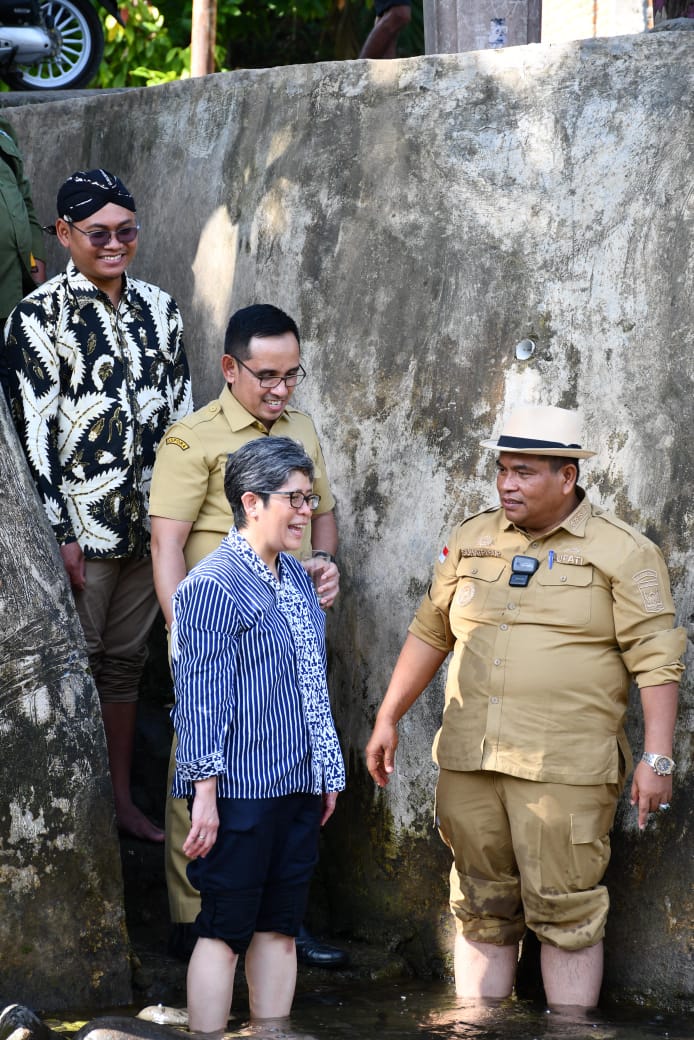 upati Suhatri Bur dan Yulia (Kemenparekraf RI) serta Narasumber dan peserta sosialisasi menyaksikan Destinasi Ikan Larangan Lubuak Napa. Lokasi ini menjadi destinasi favorit dikunjungi wisatan di Desa Wisata Nyarai. ALDI
