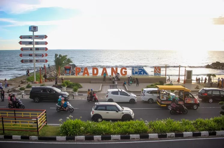 Dinas Pariwisata Kota Padang meluncurkan Calendar of Event (CoE) 2025. Berbagai iven disiapkan untuk menarik wisatawan.