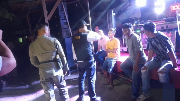 Petugas Satpol PP Padang menghentikan kegiatan live musik di kawasan Kecamatan Pauh, Kamis (18/7) dini hari. IST