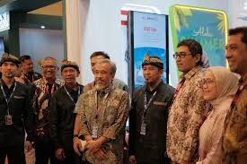 Direktur Teknik & Lingkungan Minyak & Gas Bumi Ditjen Migas Kementerian ESDM, Noor Arifin Muhammad (kelima dari kiri); KaDiv IT SKK Migas, Syukri Waldi (keenam dari kiri); Ketua Raker TI SKK Migas - KKKS 2024, Koesoemo Joedo A (ketiga dari kiri); dan Wakil Ketua Raker TI SKK Migas - KKKS 2024, Indra Zulkarnain (paling kiri) saat mengunjungi booth Telkom pada Raker TI SKK Migas & KKKS 2024, beberapa waktu lalu. IST