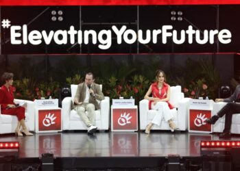 Direktur Digital Business Telkom Indonesia, Fajrin Rasyid (dua dari kiri); Artist & Sociopreneur, Cinta Laura (dua dari kanan) dan Founder of VCGamers UpBanx & ModalRakyat, Wafa Taftazani (paling kanan) saat menjadi narasumber dalam sesi Elevating your Future di Tennis Indoor Senayan, Sabtu (27/7).