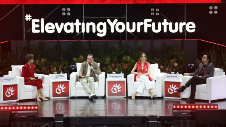 Direktur Digital Business Telkom Indonesia, Fajrin Rasyid (dua dari kiri); Artist & Sociopreneur, Cinta Laura (dua dari kanan) dan Founder of VCGamers UpBanx & ModalRakyat, Wafa Taftazani (paling kanan) saat menjadi narasumber dalam sesi Elevating your Future di Tennis Indoor Senayan, Sabtu (27/7).