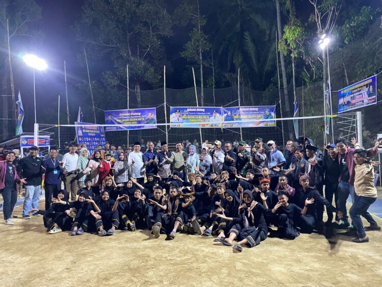 Foto bersama usai pembukaan pertandingan volly di Nagari Salayo, Minggu (21/7).