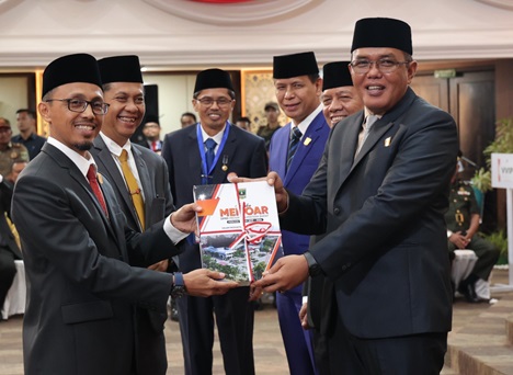 PADANG, HARIANHALUAN.ID– Irsyad Syafar dari PKS dan Evi Yandri Rajo Budiman dari Partai Gerindra ditetapkan sebagai pimpinan sementara DPRD.