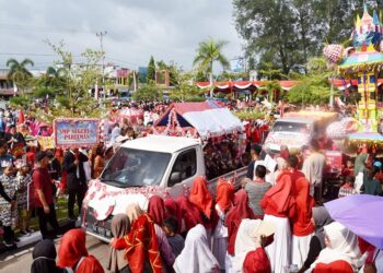 Pemerintah Kota Pariaman menggelar sejumlah kegiatan dan perlombaan dalam memeriahkan HUT RI ke-79 di pelataran Balaikota.