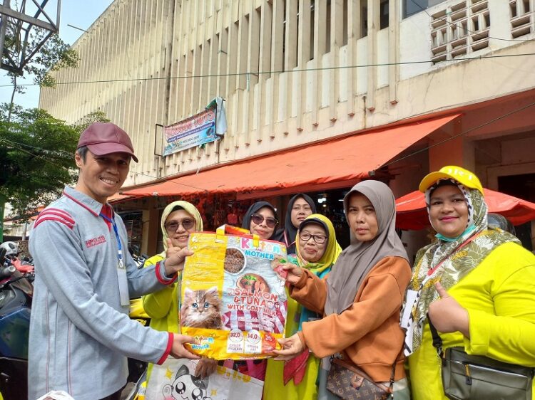 Dinas Perumahan, Kawasan Permukiman dan Lingkungan Hidup Padang Panjang bagikan tas daur ulang dalam aksi peduli lingkungan