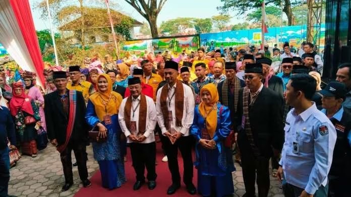 Pasangan Calon Wali Kota-Calon Wakil Wali Kota Payakumbuh Ir. H.Almaisyar Dt. Bangso Dirajo Nan Kuniang - Joni Hendri secara resmi mendaftar ke KPU Kota Payakumbuh, Kamis (29/8) pagi. IST