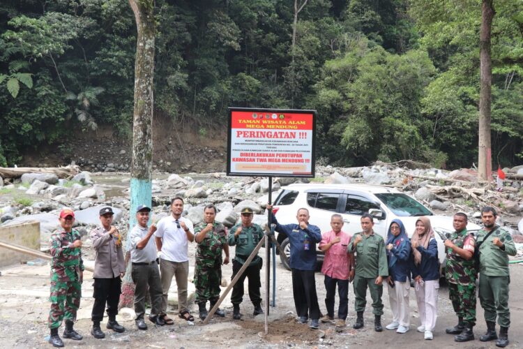 Tim gabungan BKSDA Sumbar, Polhut KLHK, Polres Padang Panjang, Kodim Tanah Datar, DSDA Sumbar, serta tokoh masyarakat memasang plang larangan beraktivitas di TWA Mega Mendung, Kamis (8/8). IST