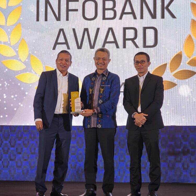 Penghargaan diserahkan Chaiman InfoBank Eko B. Supriyanto dan Direktur InfoBank Karnoto Mohamad kepada Direktur Operasional Bank Nagari Zilfa Efrizon di Shangri-La Hotel Jakarta, Kamis (29/8).DOK AFRIANITA