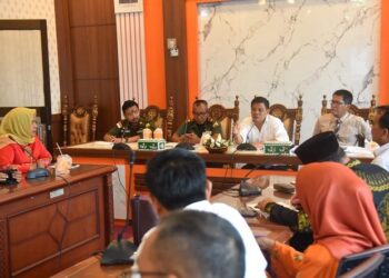 Pemko Pariaman gelar rapat akhir persiapan HUT RI ke-79. Rapat dipimpin oleh Plt Sekretaris Daerah (Sekda) Kota Pariaman, Yaminu Rizal.