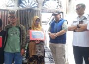 Pj Wali Kota Serahkan Bantuan ke Guru SD Ezi yang Rumahnya Terbakar