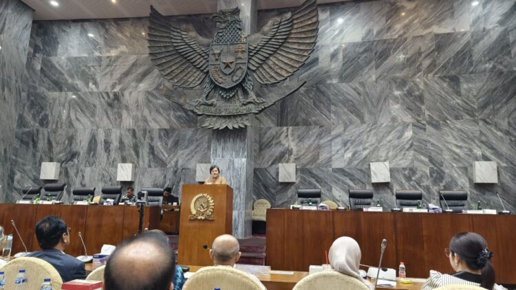 Keterangan foto:
Lestari Moerdijat, wakil ketua MPR RI dan angota DPR RI, membuka FGD "Menuju UU Sisdiknas yang Konstitusional dan Mercerdaskan" di  Ruang Rapat KK II Gedung Nusantara DPR RI. IST