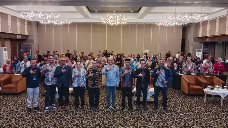 Foto bersama usai pembukaan kegiatan Sosialisasi HKI di Pangerans Beach Hotel, Kamis (8/8). IST