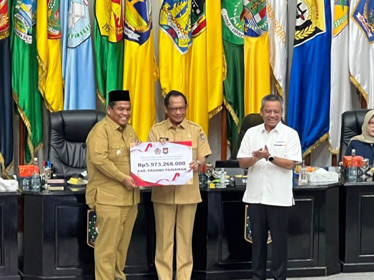 Bupati Padang Pariaman, Suhatri Bur saat menerima dana insentif untuk Padang Pariaman dari Menteri Dalam Negeri (Mendagri) Tito Karnavian di Kantor Kemendagri, Senin (5/8). IST