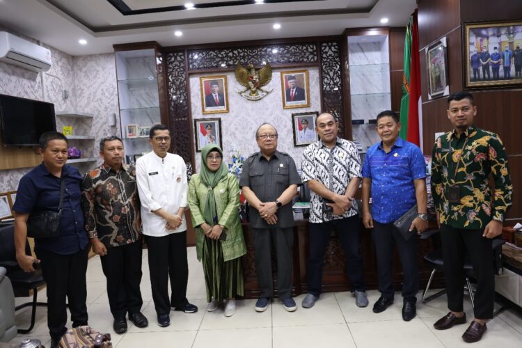Sekretaris DPRD Sumbar, Raflis saat menerima kunjungan kerja DPRD Sultra. IST