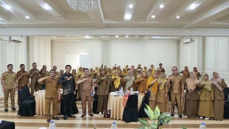 Kepala Dinas Pendidikan, Irsyad berfoto bersama dengan peserta dalam acara Bimtek Implentasi Kurikulum Merdeka. IST