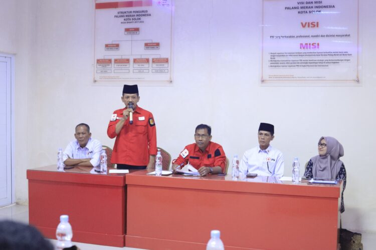 Ketua PMI Kota Solok, Yutris Can dan Wakil Ketua DPRD Kota Solok, Efriyon Coneng saat pelepasan pendonor penerima SKLS 100X. IST